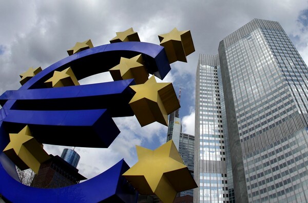 EKT: Η νομισματική πολιτική θα παραμείνει χαλαρή για να περιορίσει τις επιπτώσεις από την ανατίμηση του ευρώ