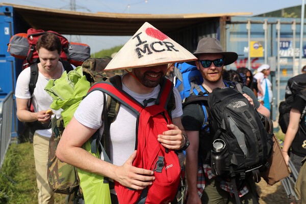 To φεστιβάλ Glastonbury ξεκίνησε - Χιλιάδες άνθρωποι συγκεντρώθηκαν για τη μεγάλη γιορτή της μουσικής