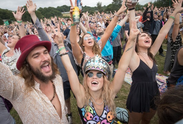 To φεστιβάλ Glastonbury ξεκίνησε - Χιλιάδες άνθρωποι συγκεντρώθηκαν για τη μεγάλη γιορτή της μουσικής