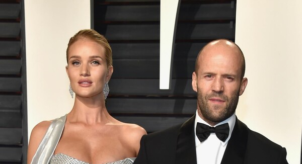 O Jason Statham έγινε μπαμπάς - Η τρυφερή ανακοίνωση της Rosie Huntington-Whiteley με φωτογραφία του νεογέννητου