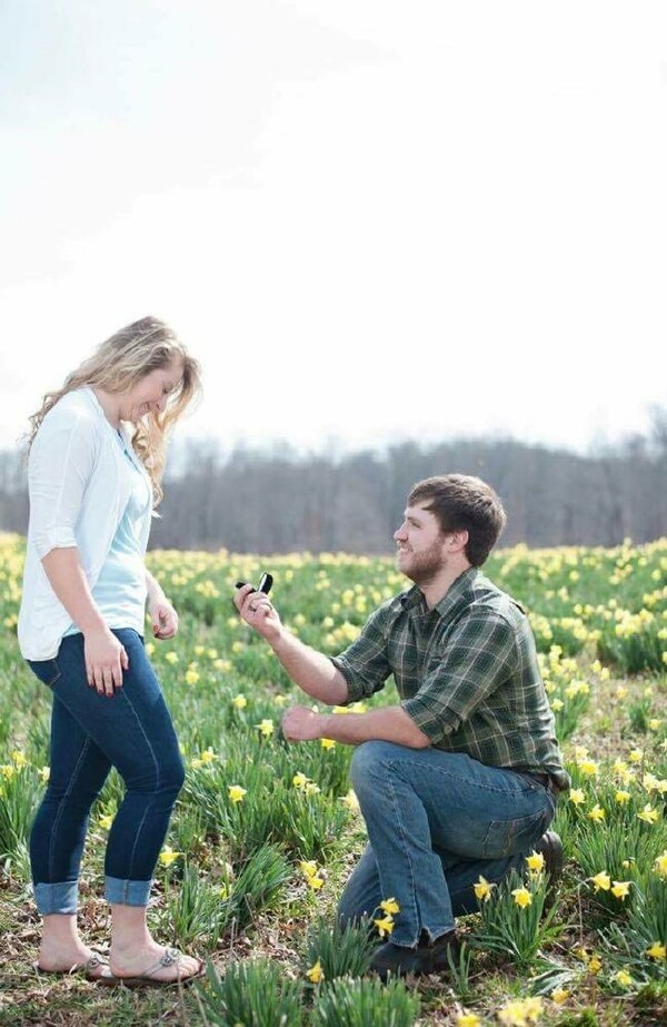 Αυτός ο άντρας έκανε πρόταση γάμου στην κοπέλα του και την αδερφή της για τον πιο συγκινητικό λόγο