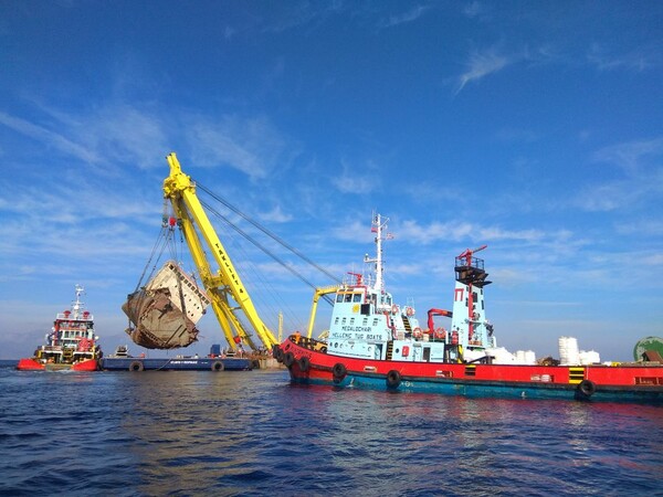 Εντυπωσιακές φωτογραφίες από την ανέλκυση του ναυαγισμένου πλοίου Cabrera στην Άνδρο