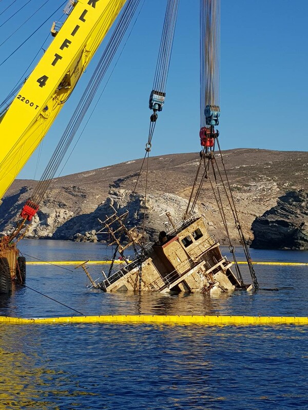 Εντυπωσιακές φωτογραφίες από την ανέλκυση του ναυαγισμένου πλοίου Cabrera στην Άνδρο