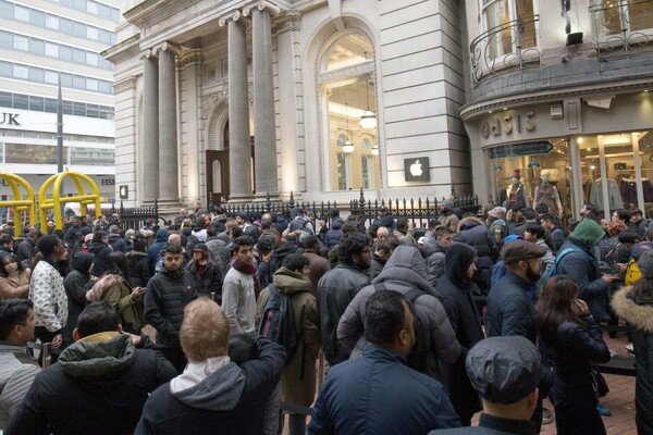 «Δεν μπορώ να ζήσω χωρίς αυτό» φώναζαν στις ουρές για το νέο iPhone X