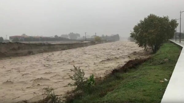 Στο έλεος της κακοκαιρίας και η Κατερίνη - Πάνω από 300 κλήσεις έχει δεχτεί η πυροσβεστική (βίντεο)