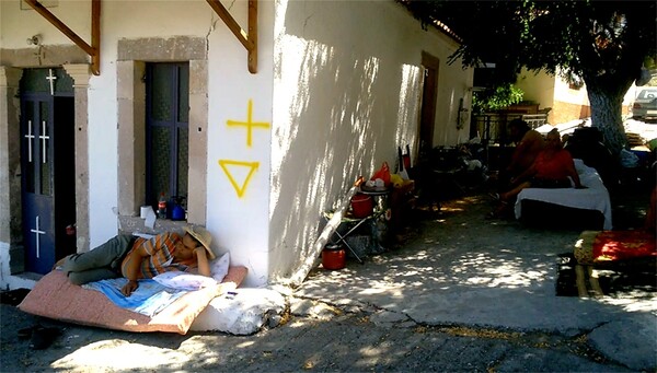 Λέσβος: Σε δρόμους και εκκλησίες οι σεισμοπαθείς γιατί τα δωμάτια είναι "κλεισμένα"