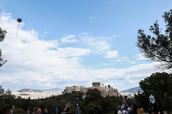 Καθαρά Δευτέρα: Lockdown & Κούλουμα «άδειασαν» τους δρόμους της Αθήνας - Χαρταετοί στις γειτονιές (ΕΙΚΟΝΕΣ)