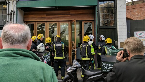 Τρεις τραυματίες από παγιδευμένο φάκελο σε εστιατόριο του Λονδίνου