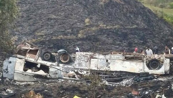 Μαδαγασκάρη: Λεωφορείο έπεσε σε χαράδρα και πήρε φωτιά- Τουλάχιστον 34 νεκροί, όλοι νεαροί σε ηλικία