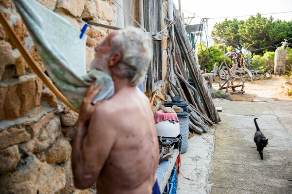 H ιστορία του ανθρώπου που ζει ολομόναχος σε ένα νησί της Μεσογείου εδώ και 28 χρόνια