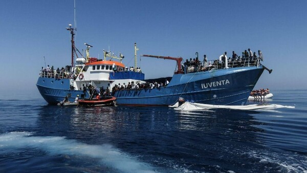 Ιταλία: Η ακτοφυλακή "μπλόκαρε" σκάφος γερμανικής ΜΚΟ που επιχειρούσε να διασώσει μετανάστες