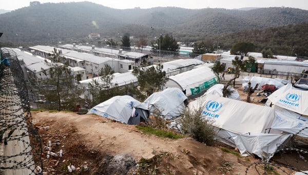 Δίωξη ασκήθηκε σε βάρος τεσσάρων αστυνομικών, για την απόδραση τριών κρατουμένων μεταναστών στη Μόρια