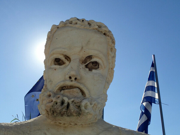O καθημερινός περίπατος του Freddie F. στην Αθήνα