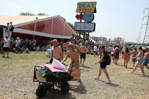 To φεστιβάλ Glastonbury ξεκίνησε - Χιλιάδες άνθρωποι συγκεντρώθηκαν για τη μεγάλη γιορτή της μουσικής