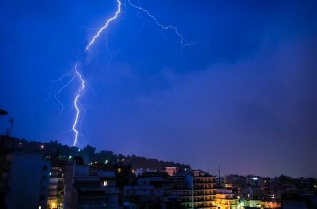 Στο έλεος της κακοκαιρίας η Πάτρα-Μπουρίνι έσπασε τους κάβους πρόσδεσης στο Ρίο