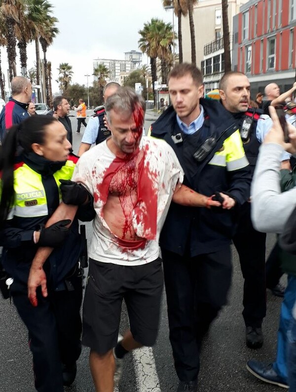 Εικόνες ντροπής στην Καταλονία - Βία, πλαστικές σφαίρες και αιμόφυρτοι ηλικιωμένοι