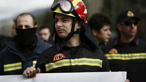 Έξω από τη Βουλή συμβασιούχοι πυροσβέστες