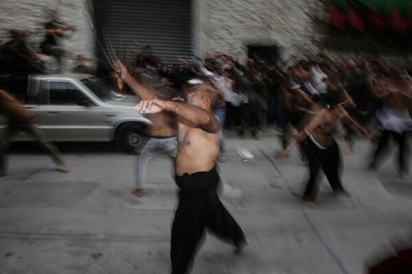 Η ετήσια τελετή της Ασούρα στον Πειραιά - Το αιματηρό αυτομαστίγωμα των σιιτών μουσουλμάνων