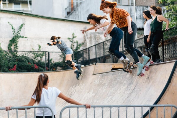 Chicks in Bowls: Koρίτσια με πατίνια στους δρόμους της Αθήνας