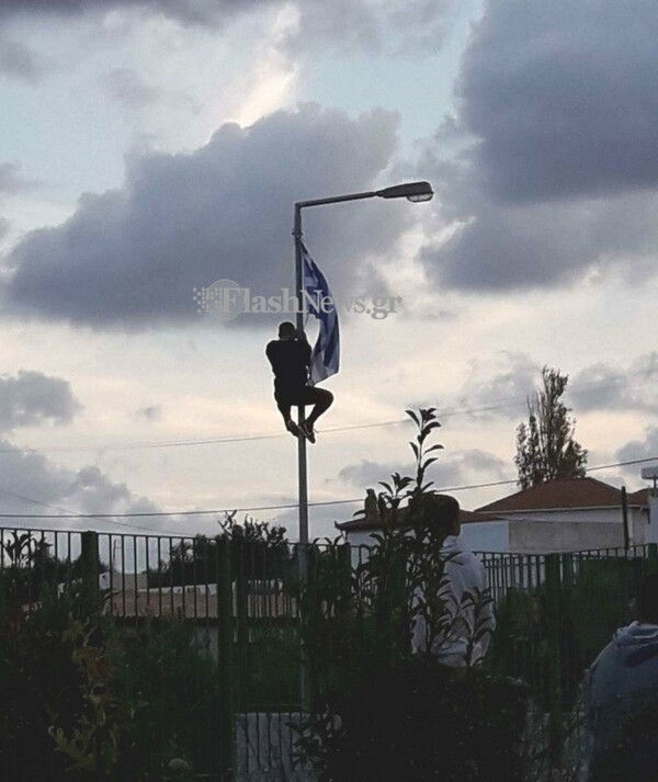 Αποβολή σε Κρητικό μαθητή που σκαρφάλωσε σε στύλο φωτισμού στο σχολείο για να υψώσει ελληνική σημαία