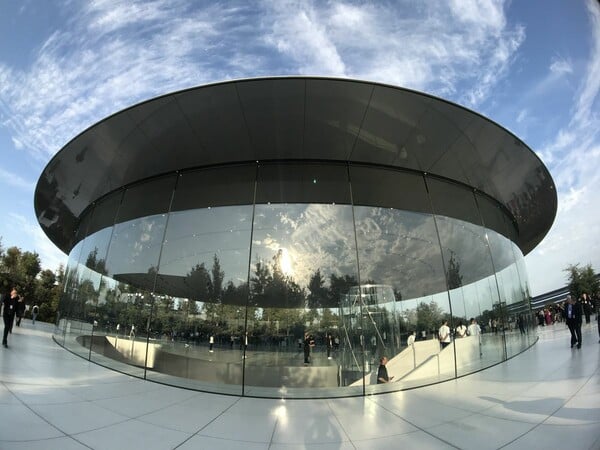 Μέσα στο νέο Steve Jobs Theater, το «αρχιτεκτονικό διαμάντι» του Apple Park