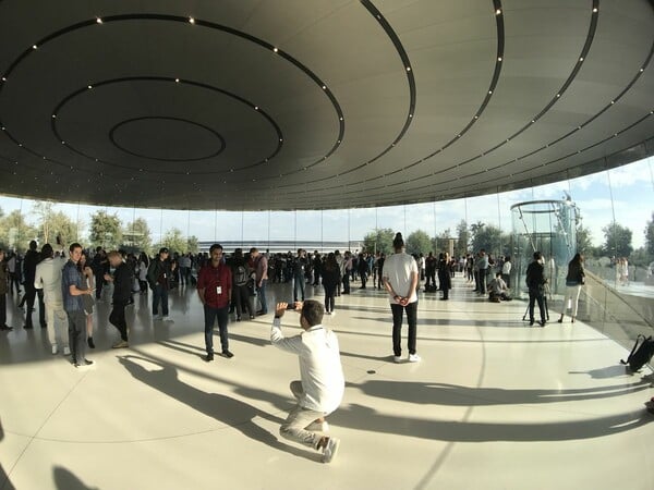 Μέσα στο νέο Steve Jobs Theater, το «αρχιτεκτονικό διαμάντι» του Apple Park