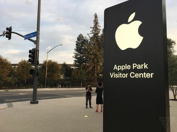 Μέσα στο νέο Steve Jobs Theater, το «αρχιτεκτονικό διαμάντι» του Apple Park