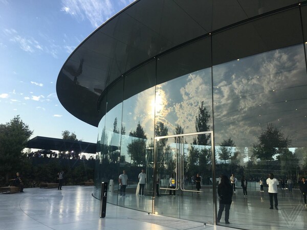 Μέσα στο νέο Steve Jobs Theater, το «αρχιτεκτονικό διαμάντι» του Apple Park