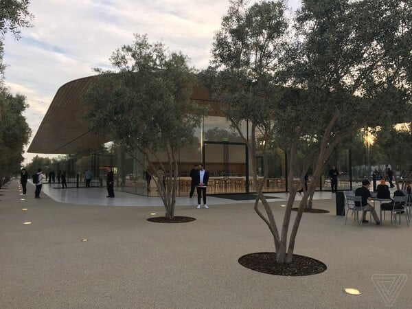 Μέσα στο νέο Steve Jobs Theater, το «αρχιτεκτονικό διαμάντι» του Apple Park