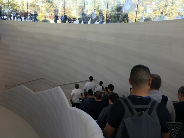 Μέσα στο νέο Steve Jobs Theater, το «αρχιτεκτονικό διαμάντι» του Apple Park