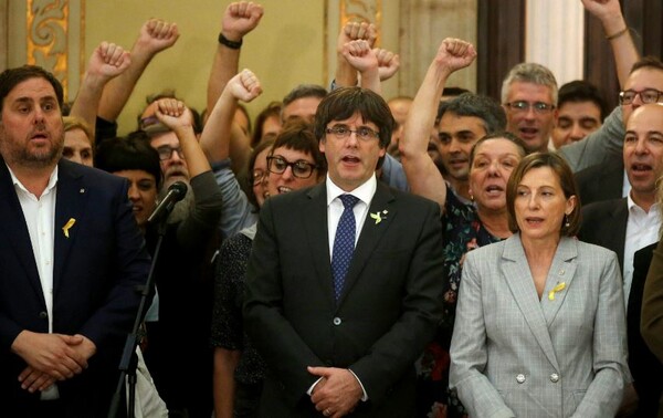 Iσπανία: Η εισαγγελία ζητά να εκδοθεί διεθνές ένταλμα σύλληψης σε βάρος του Πουτζντεμόν