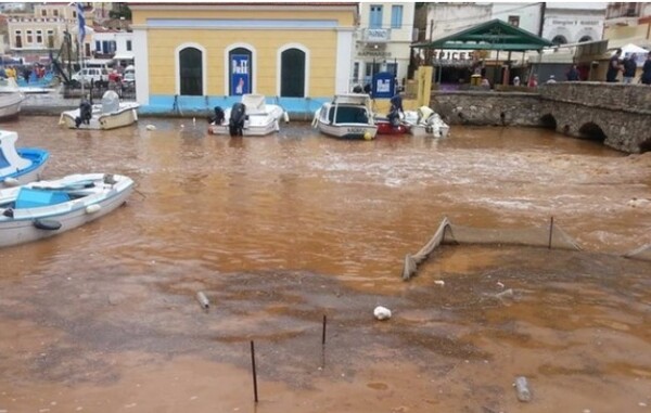 Δυνάμεις της πυροσβεστικής μεταβαίνουν από τη Ρόδο στη Σύμη λόγω της κακοκαιρίας