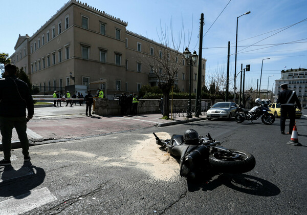 Τροχαίο στη Βουλή: Κατέθεσε ο διανομέας στην ΕΛ.ΑΣ - Αναζητούν οδηγό ταξί-αυτόπτη μάρτυρα