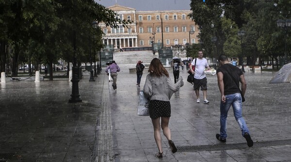 Έρχονται βροχοθύελλες - Πότε και πού αλλάζει ο καιρός