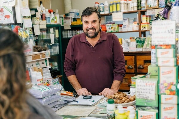 Το τελευταίο ανθοπωλείο που επιβιώνει εδώ και 120 χρόνια στην πλατεία Αγίας Ειρήνης