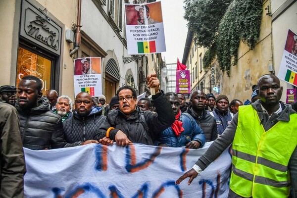 H δολοφονία του Ίντι Ντιένε από τη Σενεγάλη έβγαλε χιλιάδες διαδηλωτές στους δρόμους της Φλωρεντίας