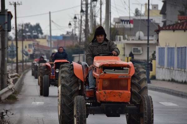 Τα μπλόκα συνεχίζονται - Και άλλα τρακτέρ στους δρόμους