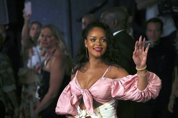 Η Rihanna έκλεισε τα 30 με ένα μπλουζάκι που «μισούσε τη Rihanna»