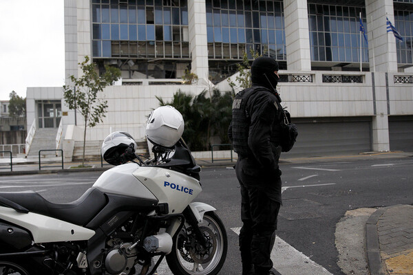 Φωτογραφίες από το Εφετείο μετά τη βόμβα - Αποκλεισμένη όλη η περιοχή