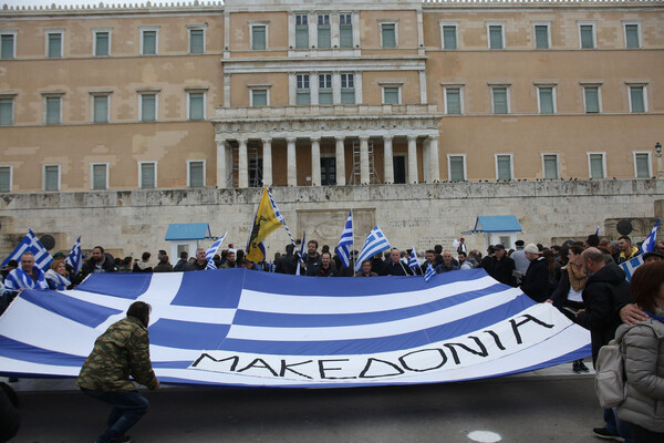 Πλημμυρίζει κόσμο το κέντρο της Αθήνας για το συλλαλητήριο