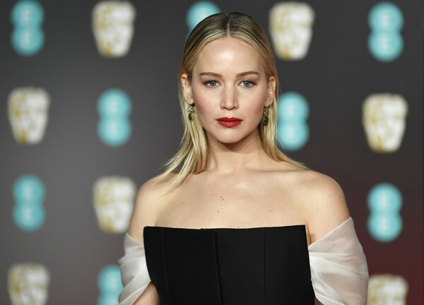 BAFTA: Τζολί, Λόρενς και οι μαυροφορεμένοι σταρ στο κόκκινο χαλί - Όμως η Κέιτ Μίντλετον δεν έσπασε το πρωτόκολλο