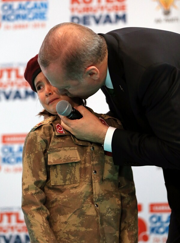 Ο Ερντογάν κάνει στρατιωτική προπαγάνδα: Ανέβασε στη σκηνή ένα μικρό κορίτσι, που έβαλε τα κλάματα