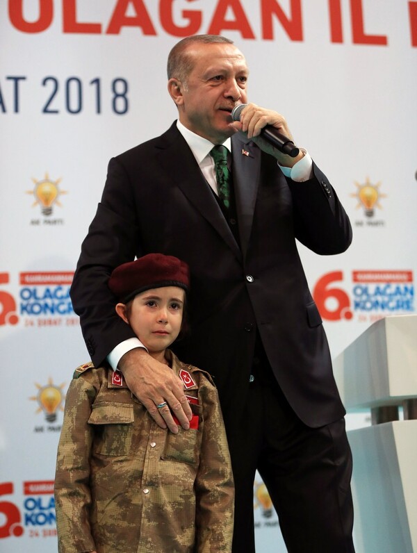 Ο Ερντογάν κάνει στρατιωτική προπαγάνδα: Ανέβασε στη σκηνή ένα μικρό κορίτσι, που έβαλε τα κλάματα