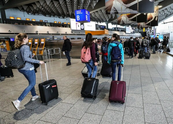 Παραλύουν τα αεροδρόμια στην Ευρώπη λόγω απεργιών - Ακύρωση εκατοντάδων πτήσεων σε Γαλλία και Γερμανία