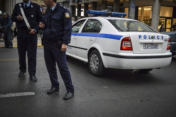 Γκαζάκια, εμπρησμοί αυτοκινήτων και μολότοφ τη νύχτα στην Αθήνα