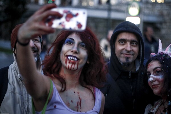 Zombie Walk Athens 2018: Οι Αθηναίοι ντύθηκαν ζόμπι και έκαναν παρέλαση τρόμου στο κέντρο της πόλης