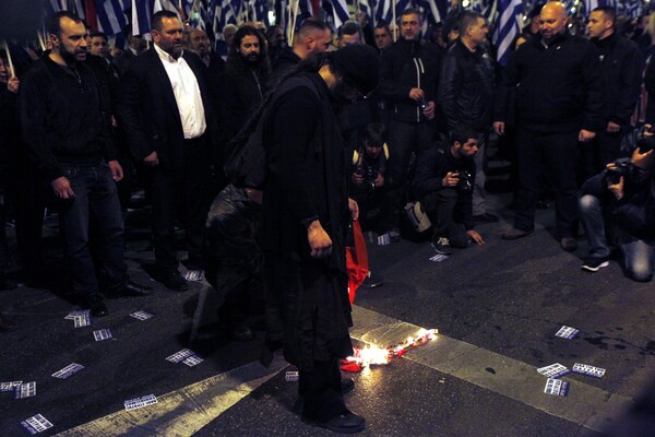 Οι Τούρκοι ανακοίνωσαν πως απαιτούν να συλληφθούν οι Χρυσαυγίτες που έκαψαν τη σημαία της χώρας τους