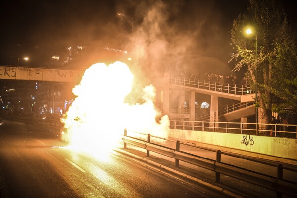 Η εκρηκτική Ανάσταση στον Νέο Κόσμο - Ρίχνουν μολότοφ μετά το «Χριστός Ανέστη»