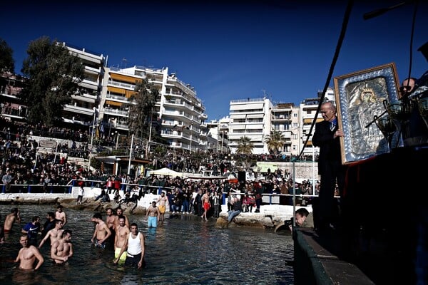 Θεοφάνεια στην Αθήνα- 25 φωτογραφίες από τον αγιασμό των υδάτων στην Αττική