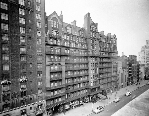Πώς ένας άστεγος έσωσε ιστορικά αντικείμενα του θρυλικού Chelsea Hotel της Νέας Υόρκης
